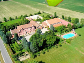 Large property on farmland with swimming pool, Pontecchio Polesine